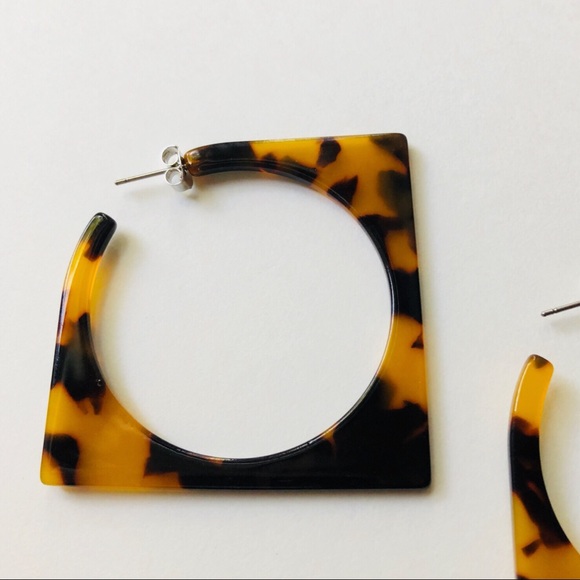 Tortoiseshell acrylic earrings - Picture 3 of 3